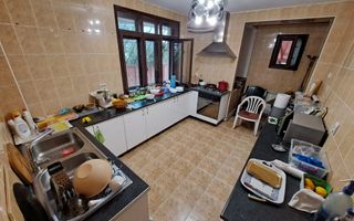 Vând casă cu demisol , parter + 2 etaje și teren în sector 4 - Poză 2