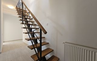 Apartament cu 4 camere si scara interioara de vanzare, Lipoveni - Poză 9