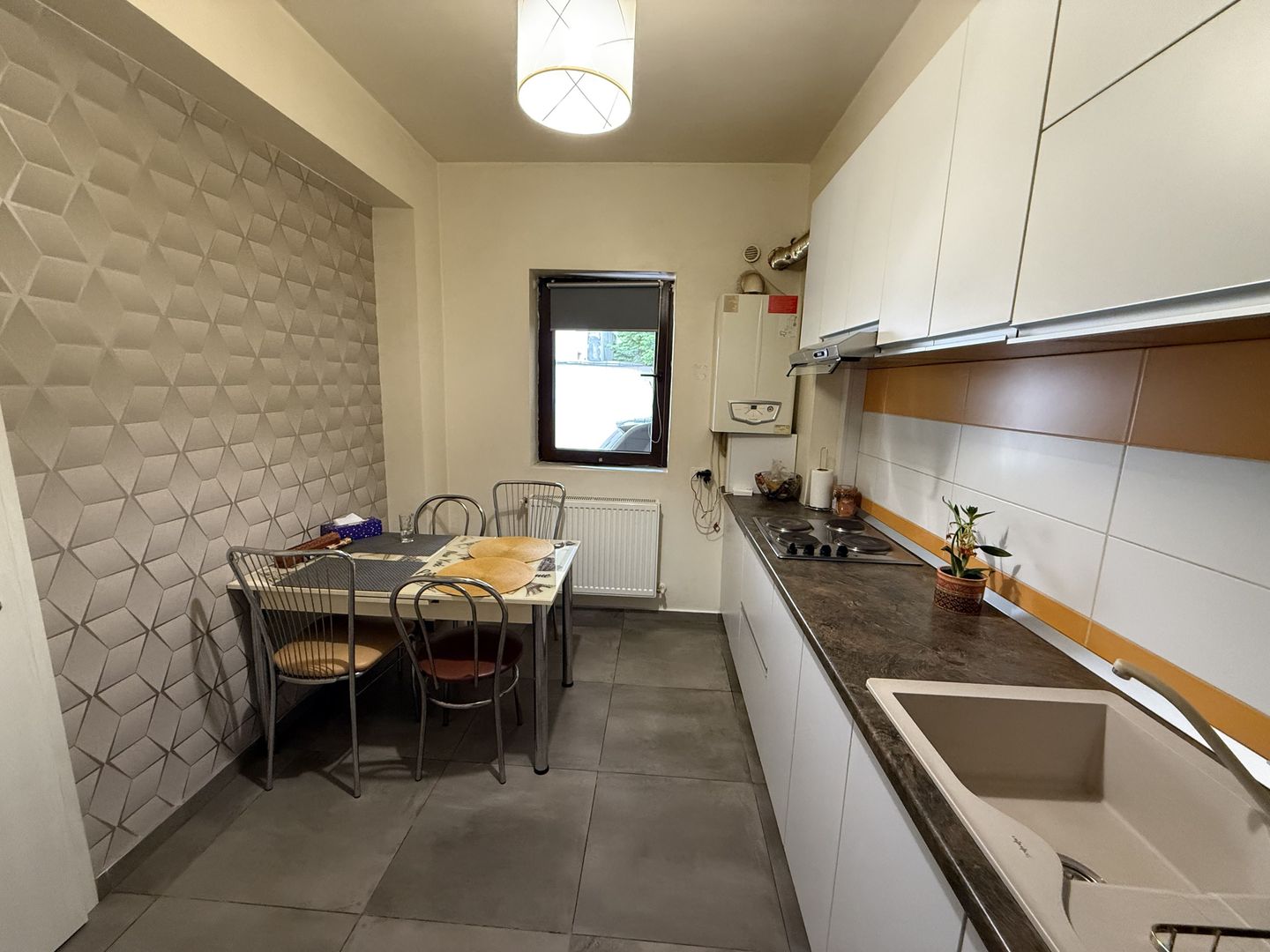 Casă înșiruită complet mobilată + curte+ 2 parcari în complex inchis! - Poză 14