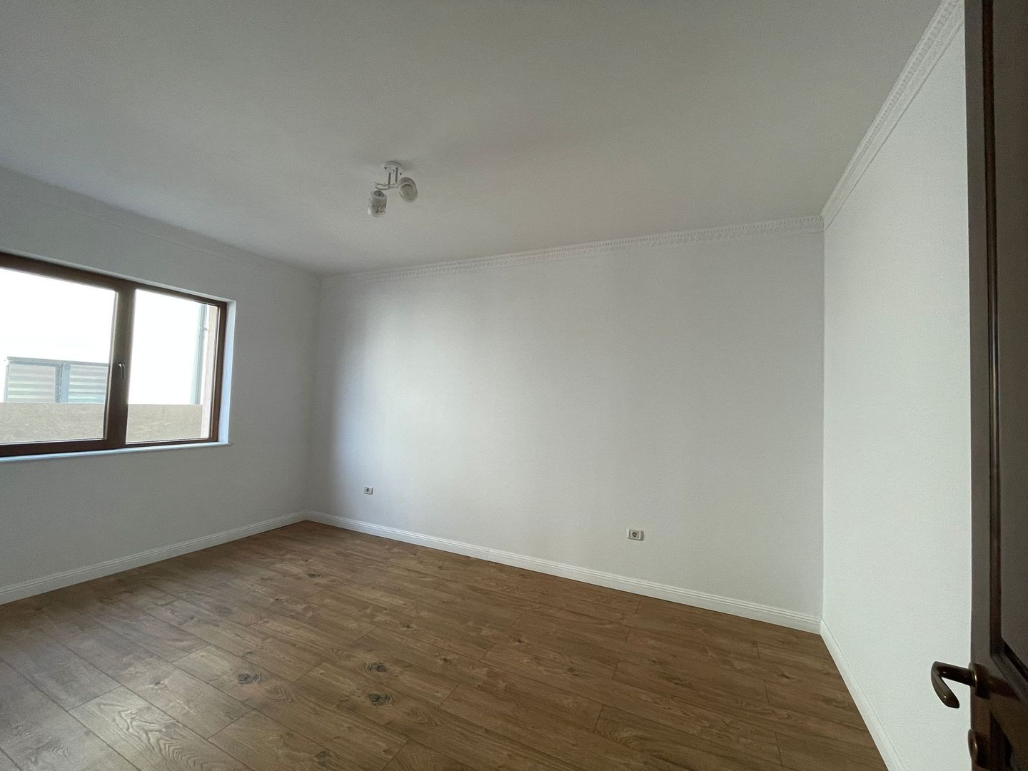 Casa individuala pe parter 160Mp -la asfalt-Ghiroda - Poză 3