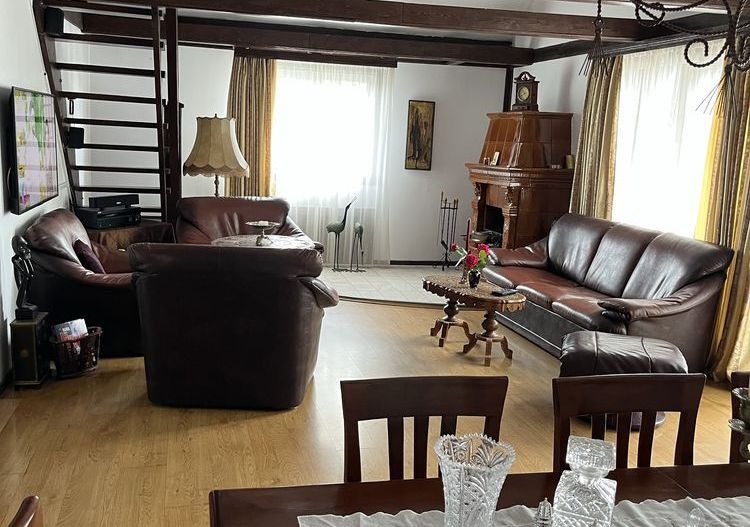 Vilă zona centrală la 750 m de UMF și de Tg. Cucu - Poză 1