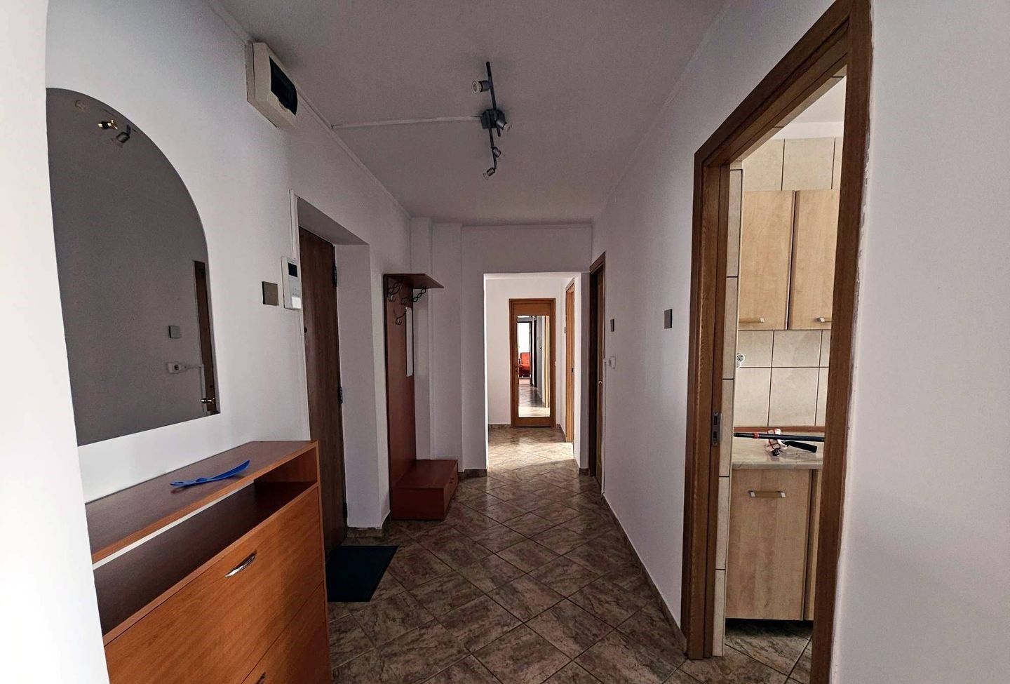 Inchiriez 2 camere Piata Victoriei - decomandat (proprietar) - Poză 5