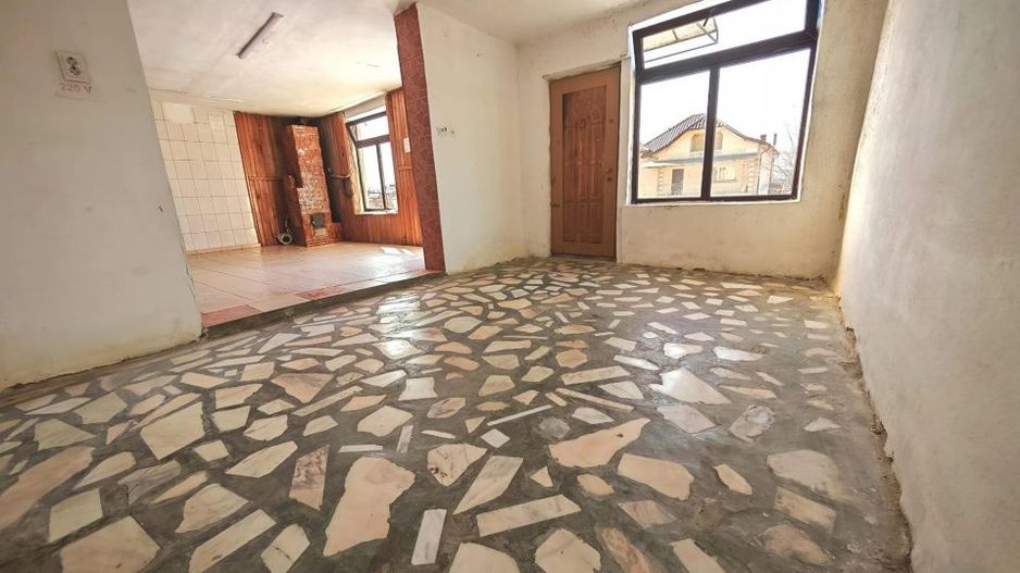 Casă cu teren generos în Dârmănești, Argeș-ideală pentru locuința sau afacere  - Poză 3