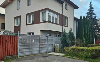 Oportunitate - Apartament cu trei camere in vila, zona Tractorul 70 mp - Poză 1