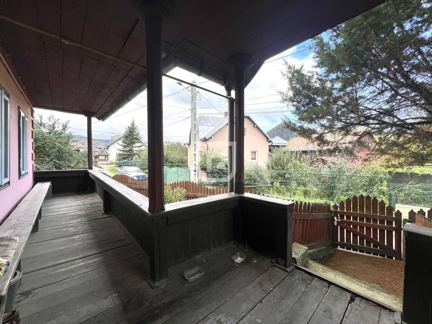 Casa traditional bucovineana la poalele muntilor Bucovinei - Poză 11