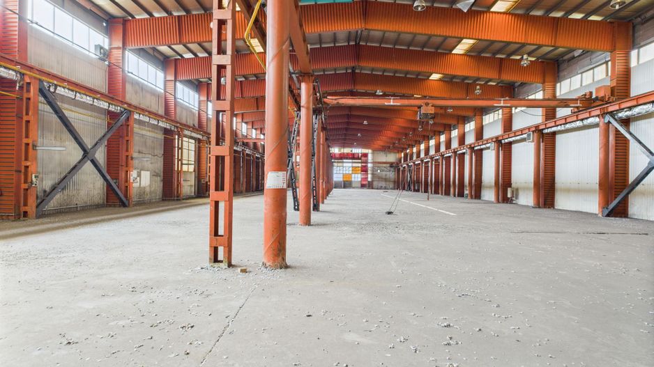 Hală industrială cu pod rulant și parcare betonată - Poză 11