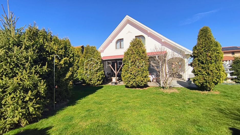 Casa perfectă pentru familie – curte, foișor cu grătar și garaj triplu - Poză 7