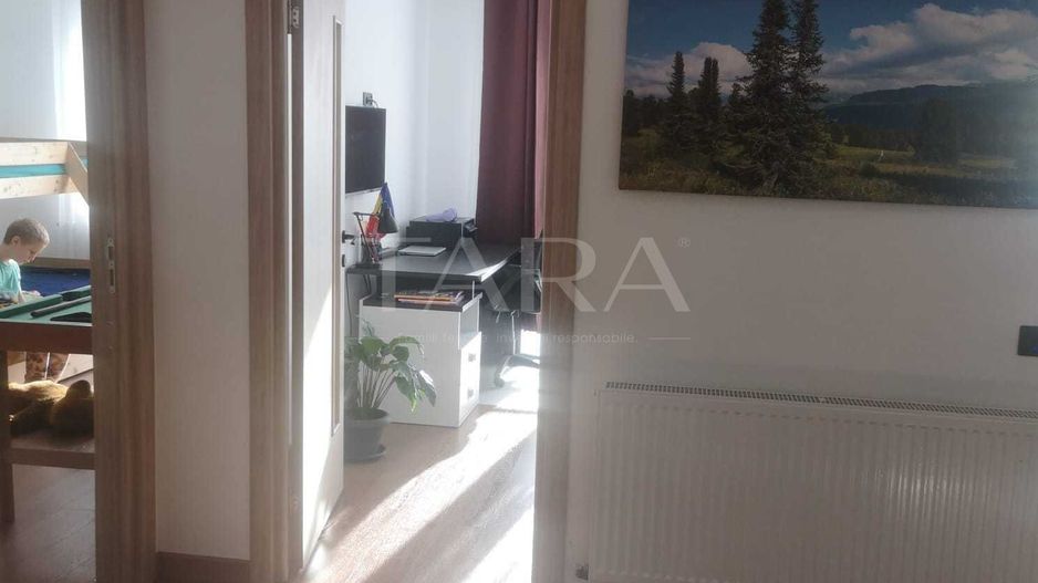Apartament cu 3 camere, balcon generos și 2 parcări subterane incluse. - Poză 3