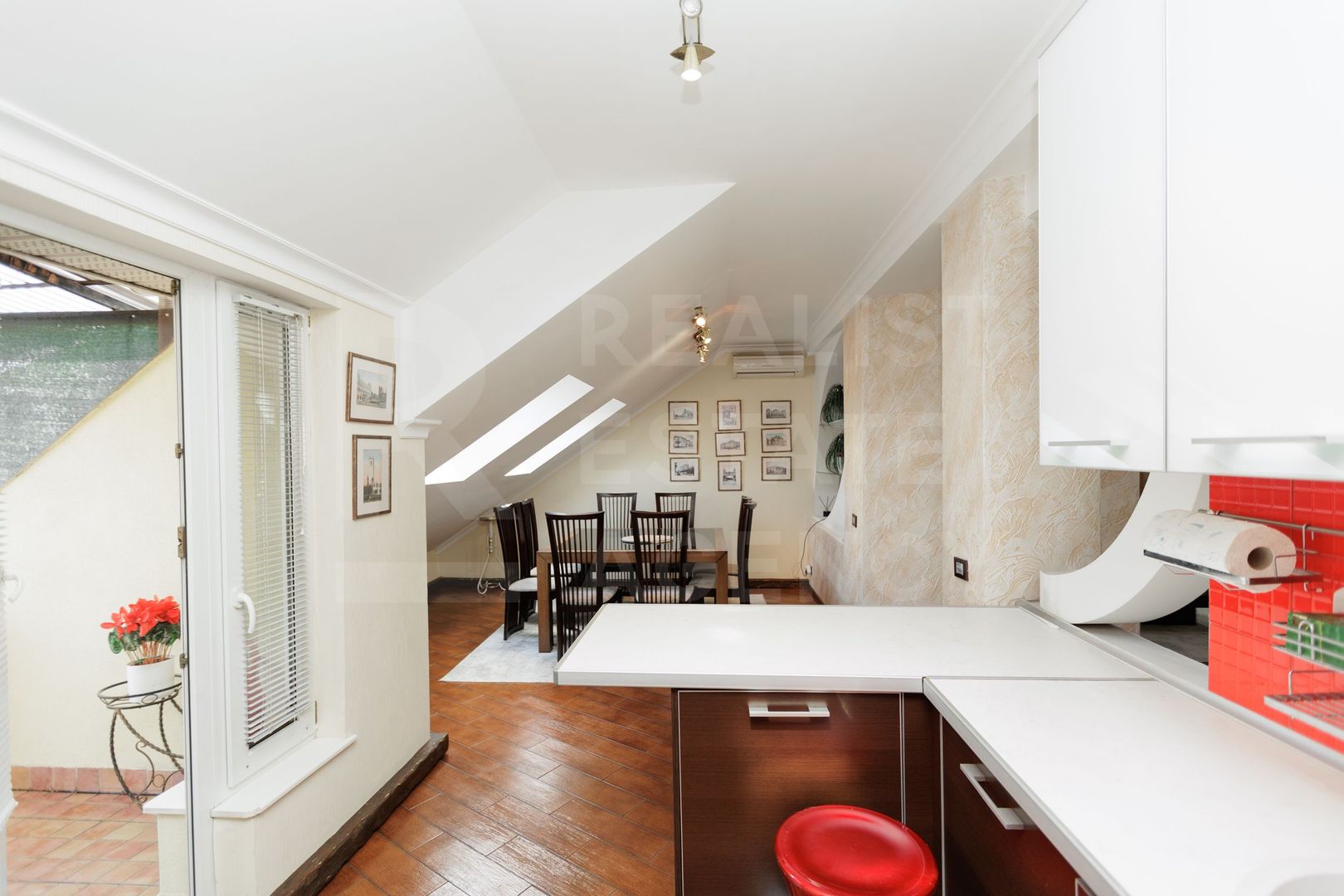 Chirie, apartament, 4 camere, str. Bucureşti, Centru - Poză 2