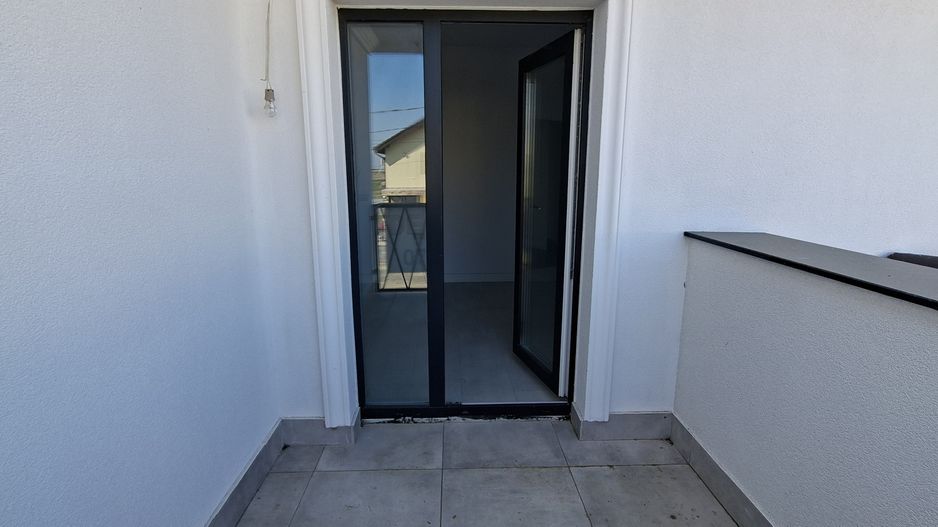 Duplex spatios cu garaj si pereti dublii - Poză 22