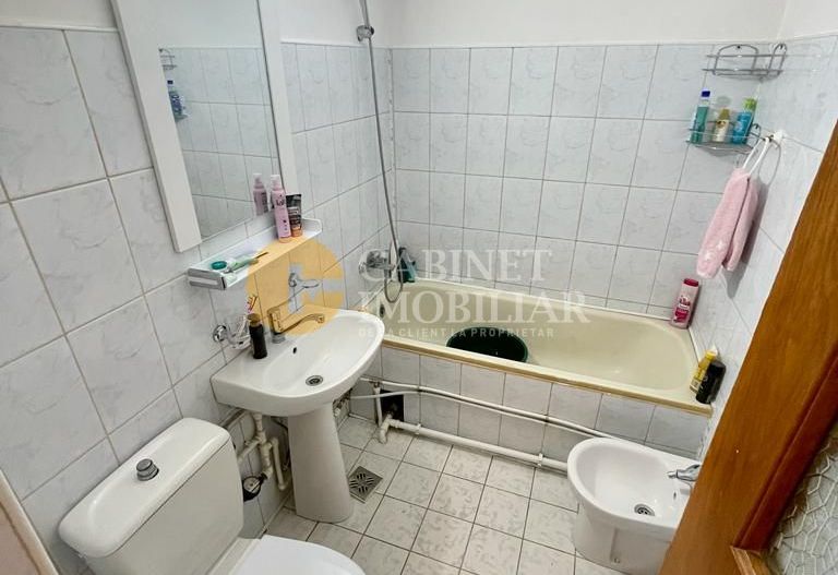 3 Camere Decomandat - Bloc dupa 80 - Etaj Intermediar - Podu Ros - Nicolina - Poză 5