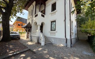 Vilă spectaculoasă cu arhitectură tradițională - Poză 3