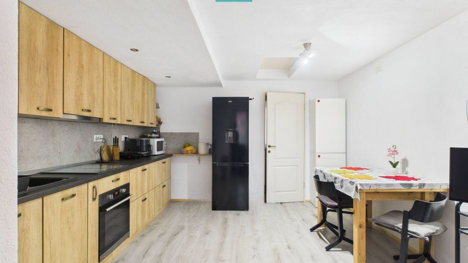 Casă complet renovată în Orțișoara. - Poză 11