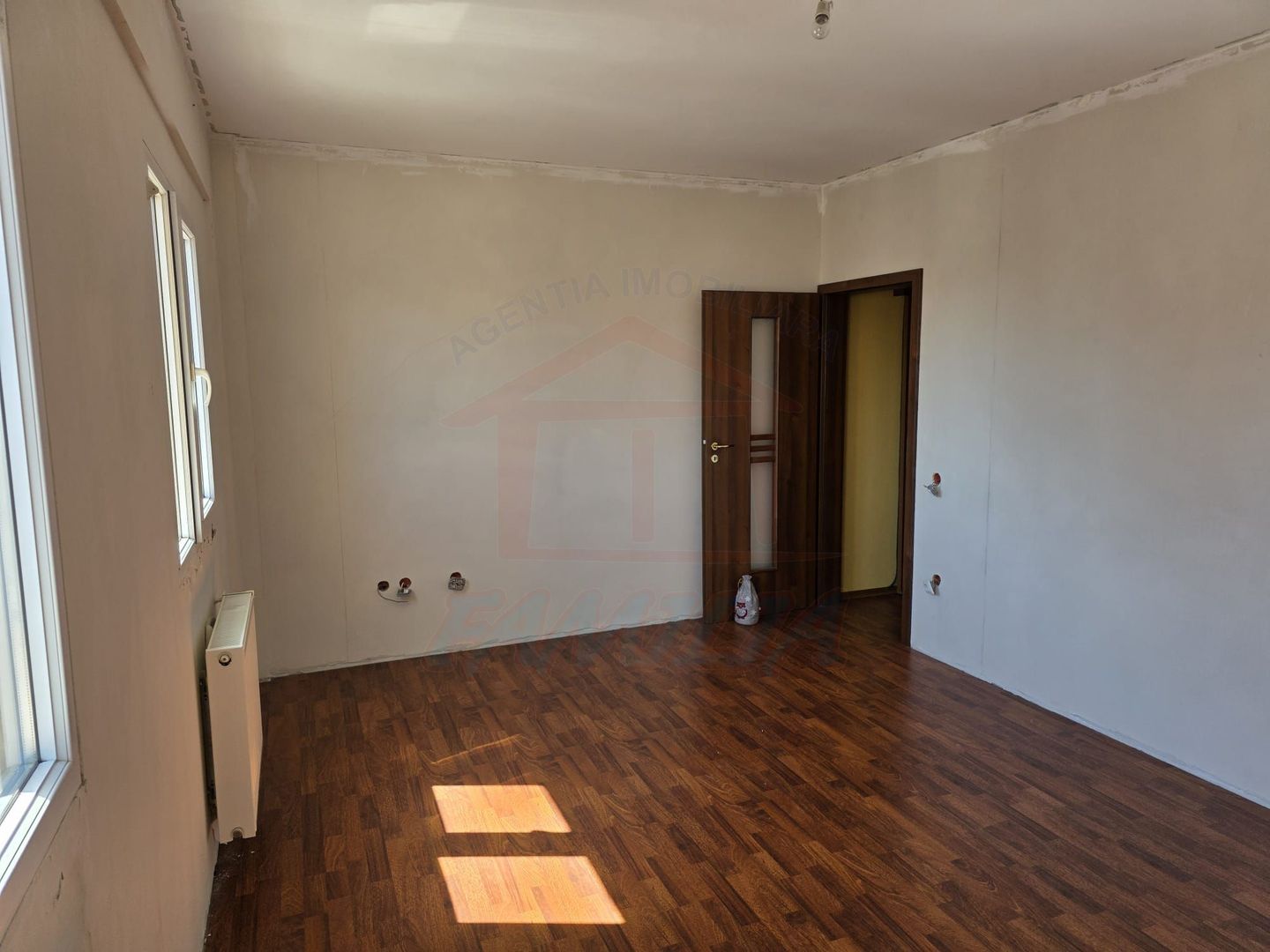 Vanzare apartament cu 3 camere, zona(General), sup. 98 mp, pret 125000 - Poză 2