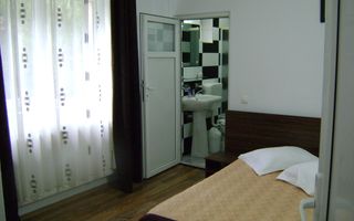 Pensiune de vanzare P+E Busteni - central - Poză 14