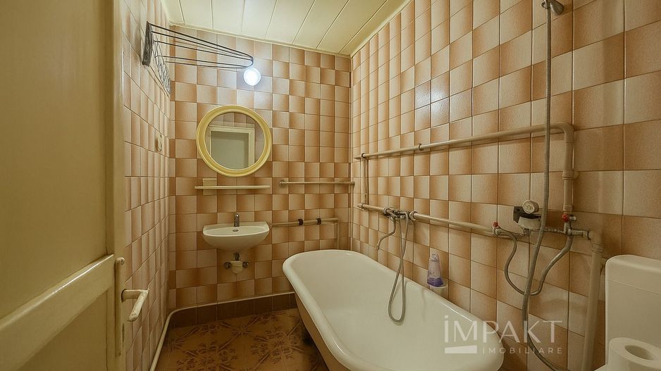 Apartament spatios, cu 4 camere in zona centrala - Poză 12