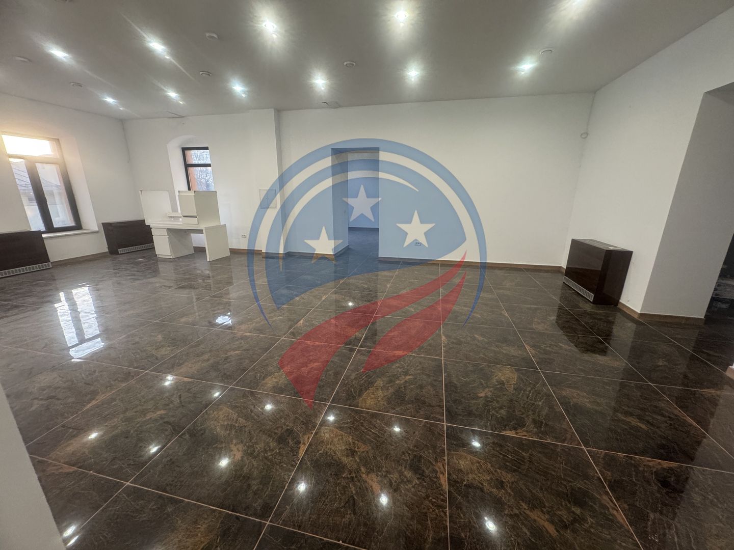 Spațiu de închiriat ultracentral – ideal pentru afacerea ta! - Poză 1