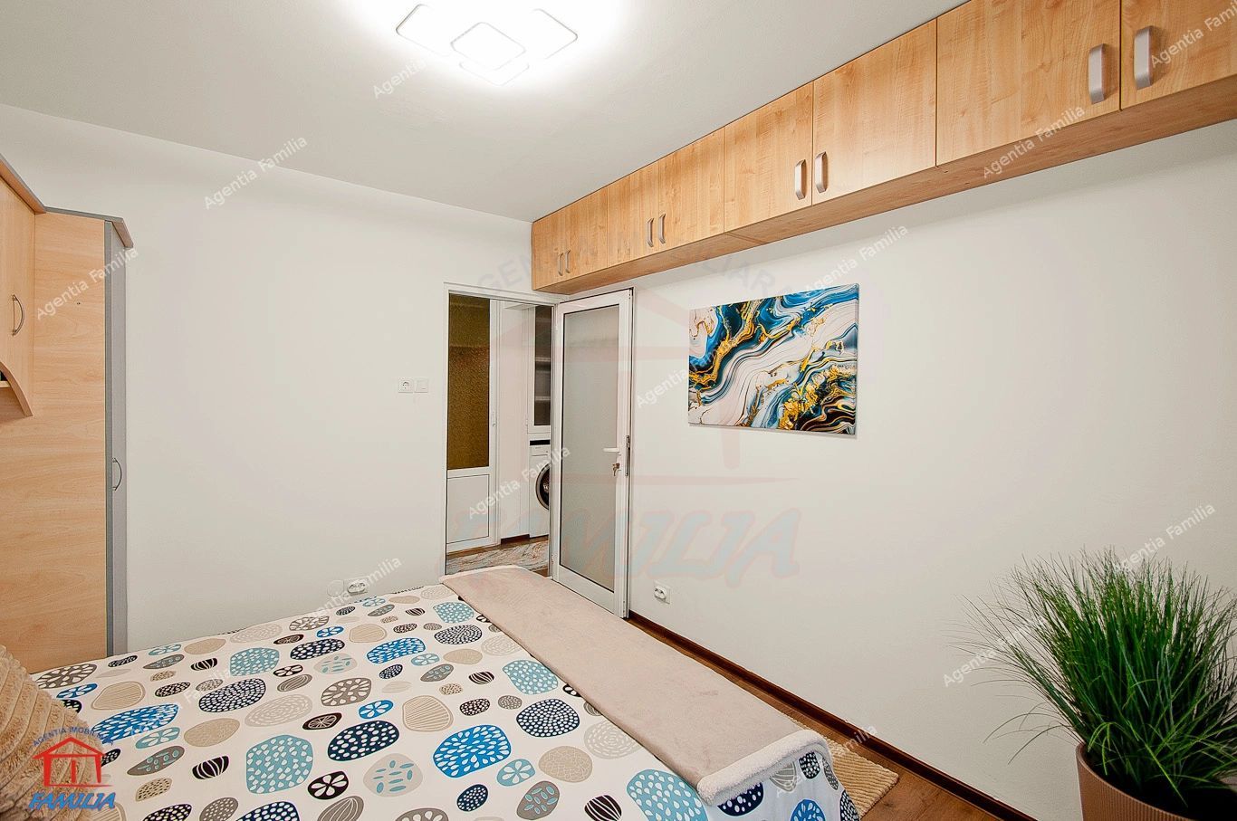 De închiriat apartament 3 camere, Micro 21 - Poză 4