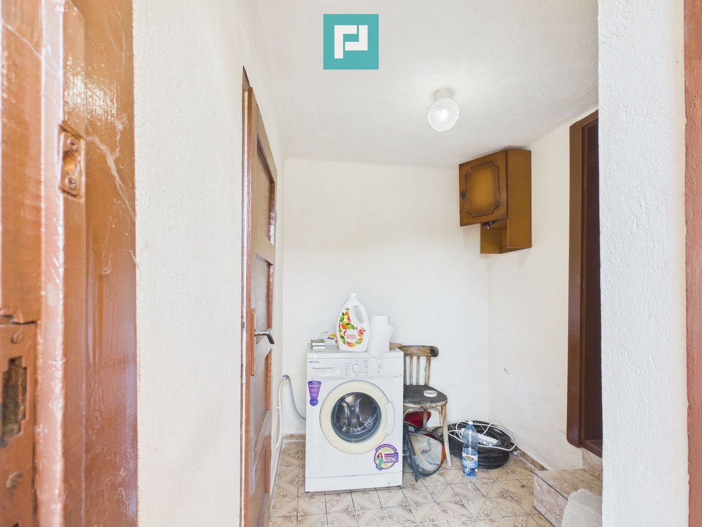 Casa în Cuvin la poalele dealului - Poză 11