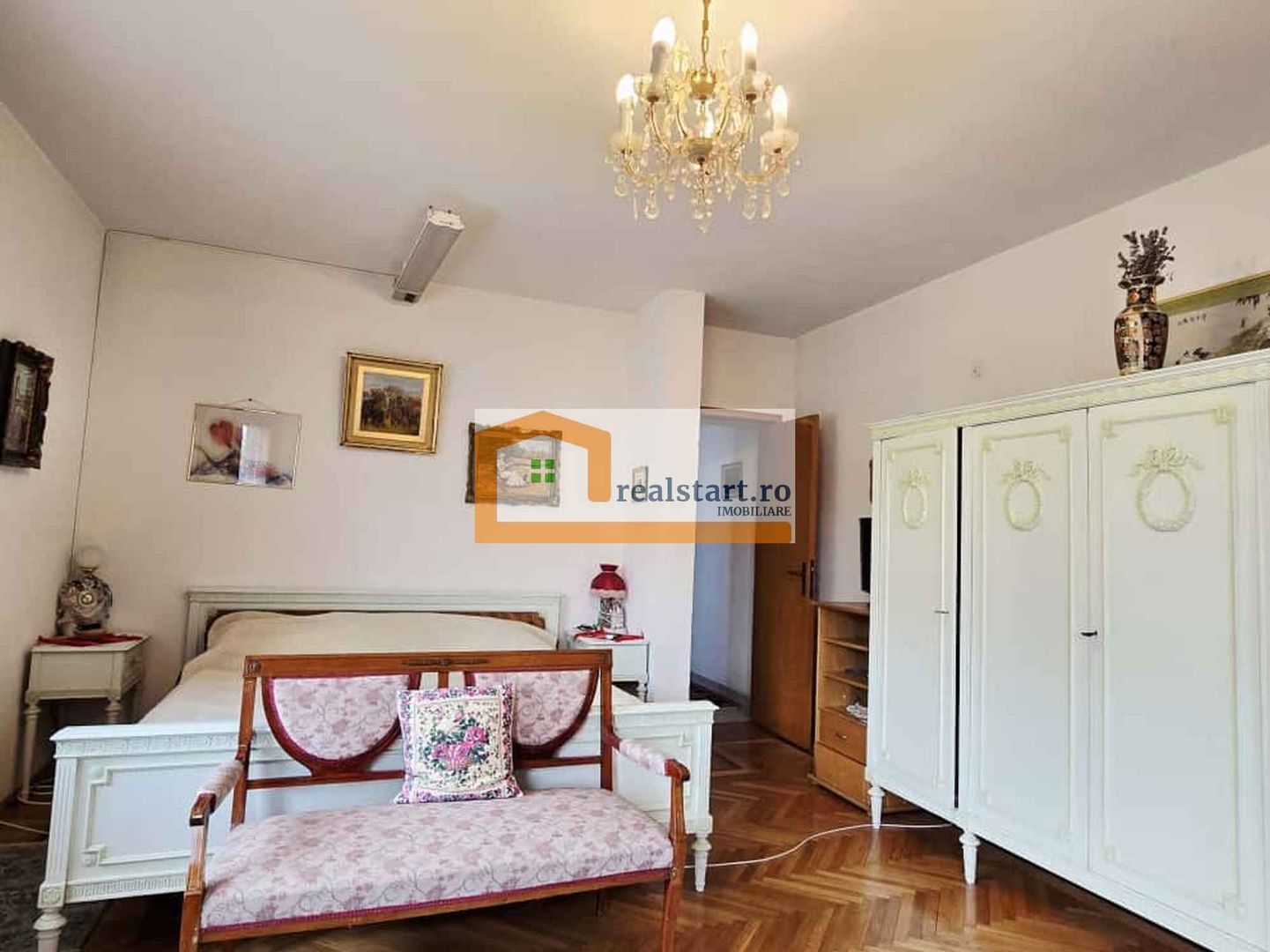 Vedere padure, panouri solare si fotovoltaice, pompa de caldura,  semineu - Poză 19