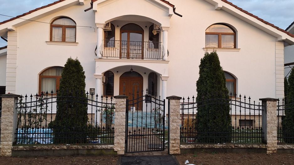 BRASADAS vinde casa individuala 8 cam teren 10 ari Unirii. - Poză 1