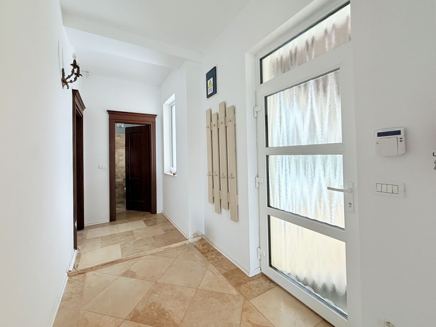 Casă de închiriat la liziera pădurii - Dumbrăvița - Poză 18