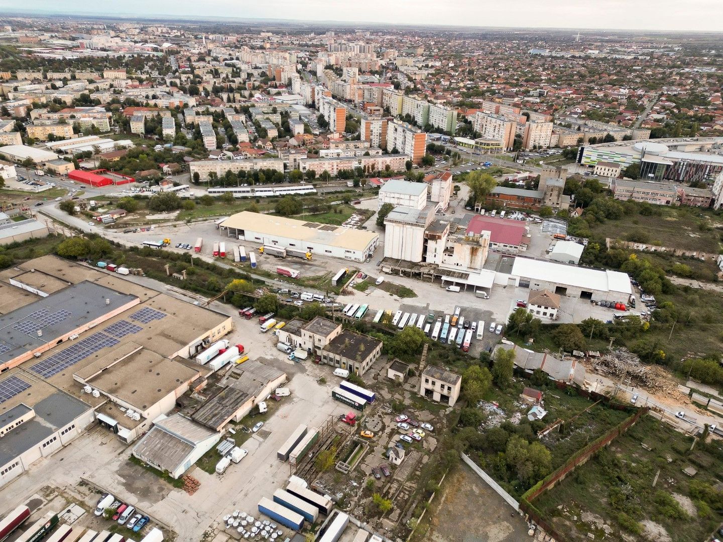 Oportunitate! Teren 6820mp cu clădiri industriale pe strada Poetului, Arad - Poză 3