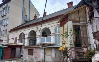 Ag EUROPA vinde casa VECHE zona ULTRACENTRALA întrare și curte comuna. - Poză 5