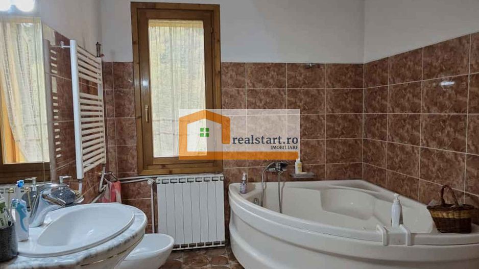 Vedere padure, panouri solare si fotovoltaice, pompa de caldura,  semineu - Poză 33