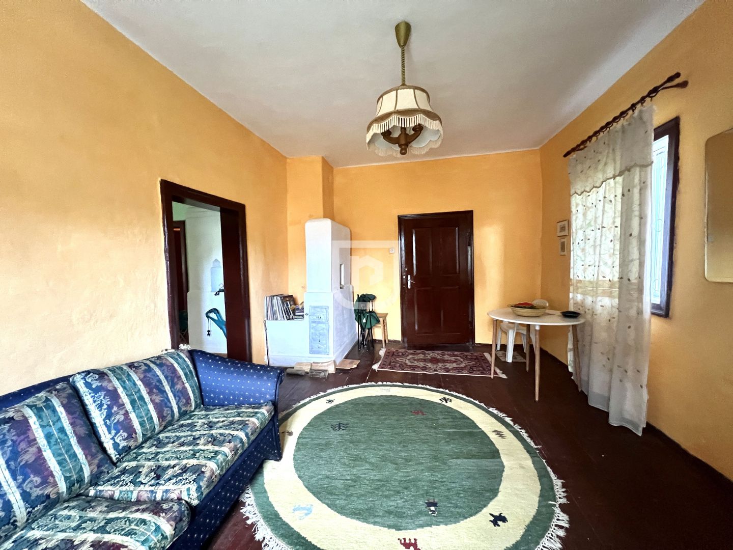 Casa traditional bucovineana la poalele muntilor Bucovinei - Poză 3