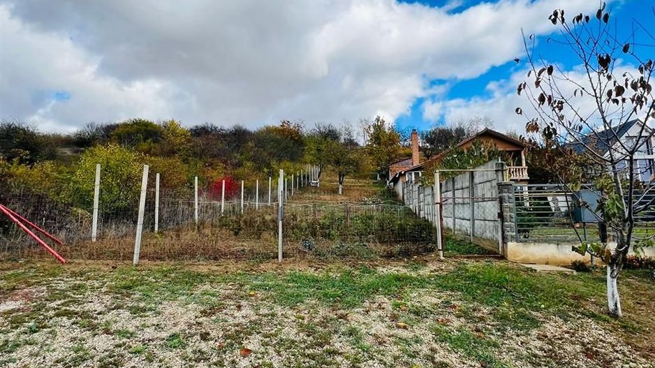 Teren intravilan in zona de dealuri cu toate utilitatile - Poză 1