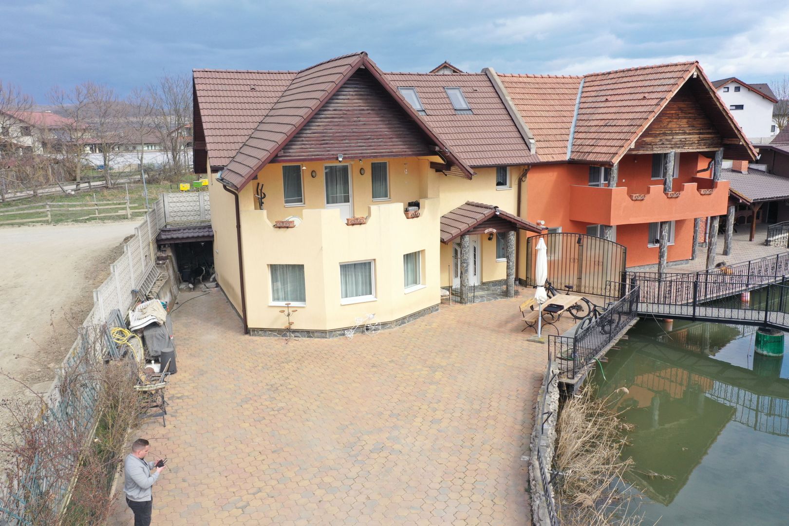 Casa de Vânzare cu lac - Poză 1