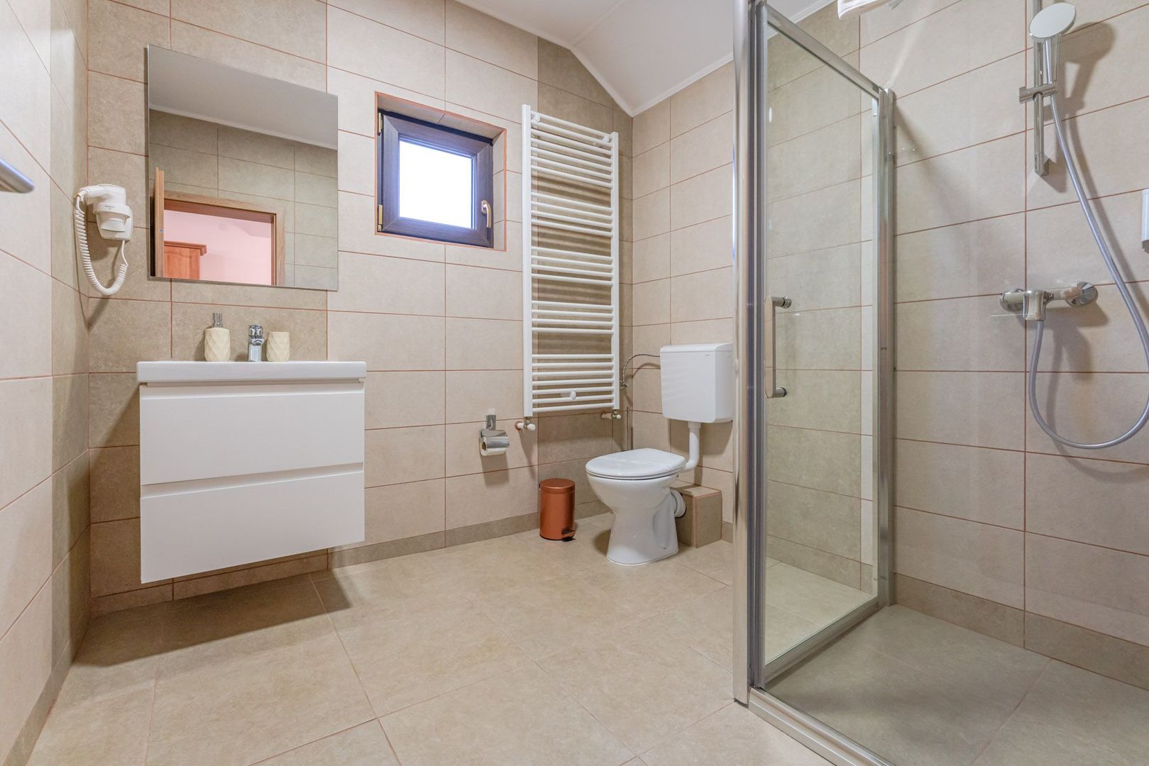 Pensiune Râșnov, 13 camere plus locuință proprietar, zonă Cetate - Poză 41