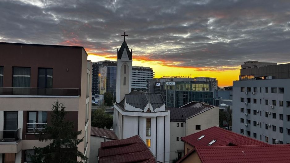 Închiriez apartament luminos , 72 mp, cu parcare subterană – Aviatiei, - Poză 1