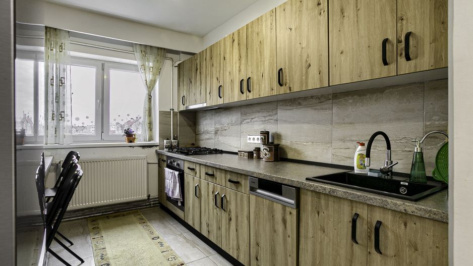 PROPRIETATE VÂNDUTĂ Apartament spatios cu 4 camere langa teatru - Poză 6