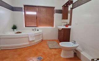 Vila spațioasă și recent renovată în Ghiroda! - Poză 27