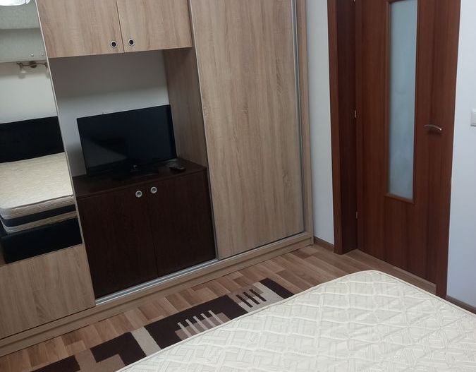 Închiriez apartament 2 camere, Decebal, mobilat, parter - Poză 3