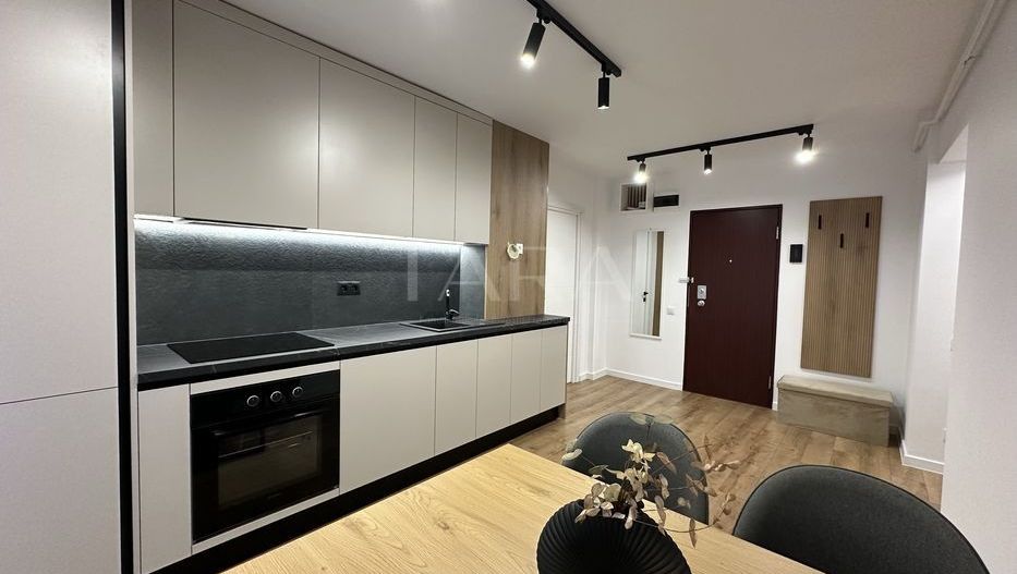 Apartament 3 camere modern, cu terasă și parcare – zonă Centrală - Poză 1