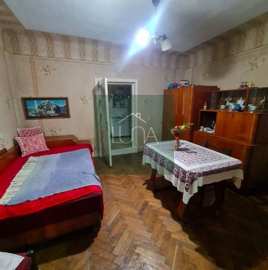 Casă cu teren de 1.000 m² – utilități complete, ideală pentru renovare - Poză 4