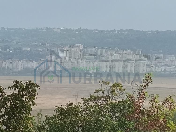 Parcele de vânzare  .Terenul se afla în vecinătatea Liceului Miroslava,Lidl sau - Poză 1