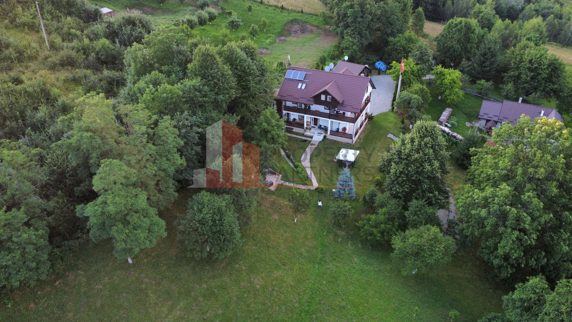 Vilă 340 mp Bran | Teren 5500 mp | 6 dormitoare cu băi proprii - Poză 37