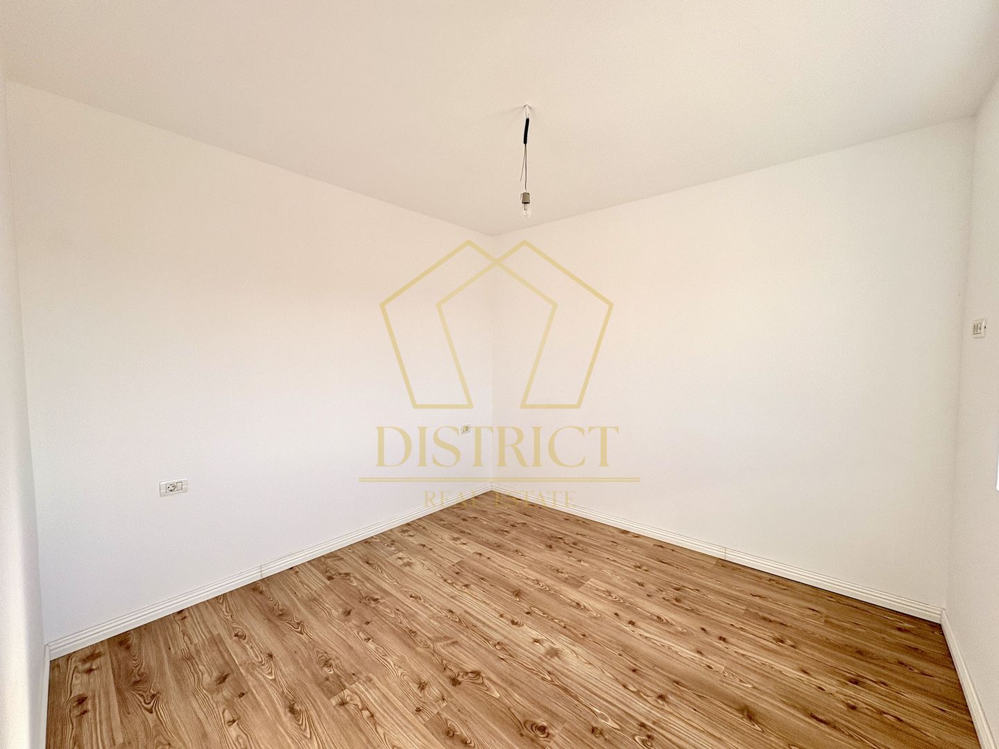 Duplex cu 4 camere, despărțit prin camera tehnica | Mosnita Noua - Poză 9