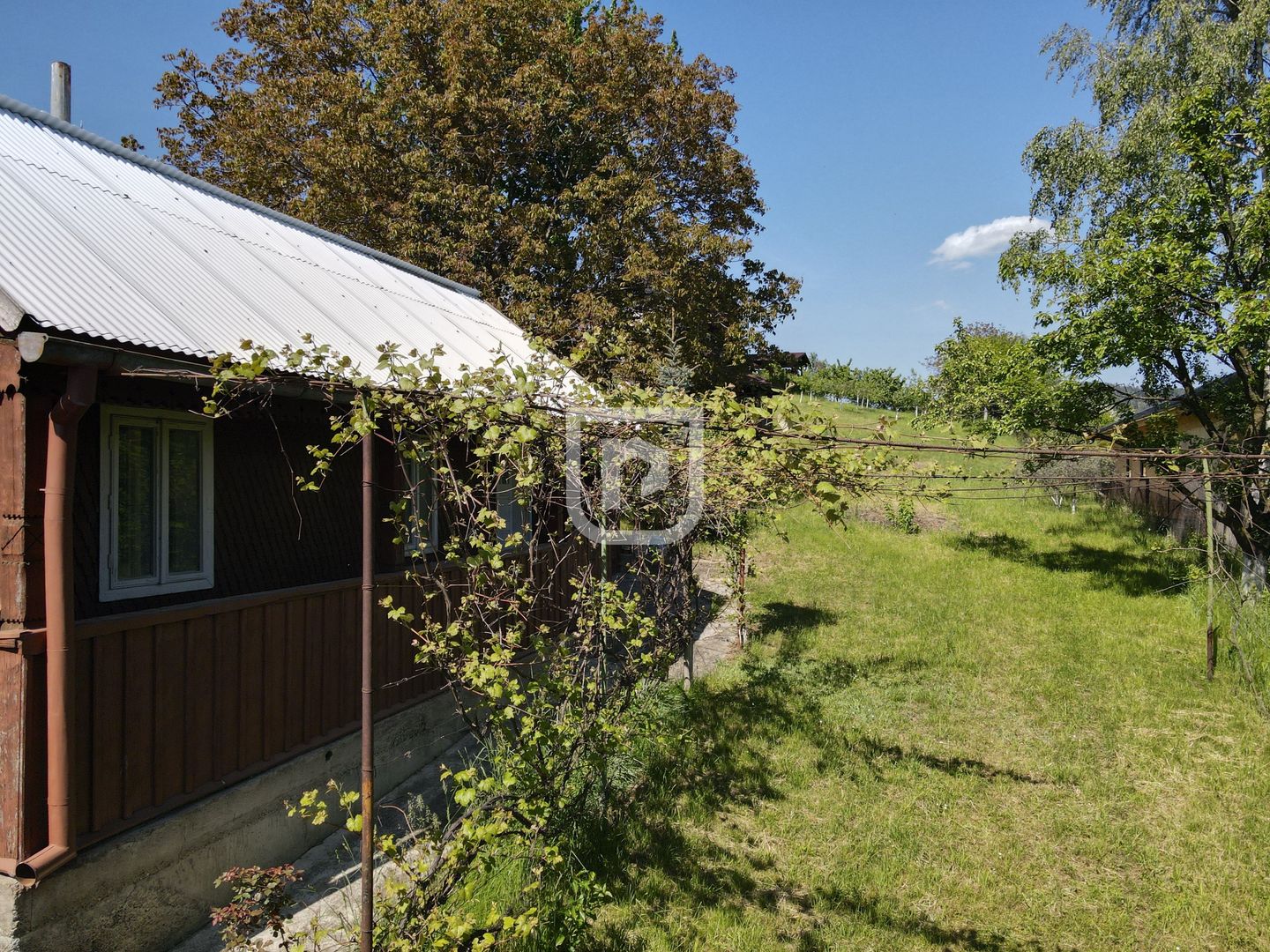 Casa bătrânească cu foișor și teren - Poză 4