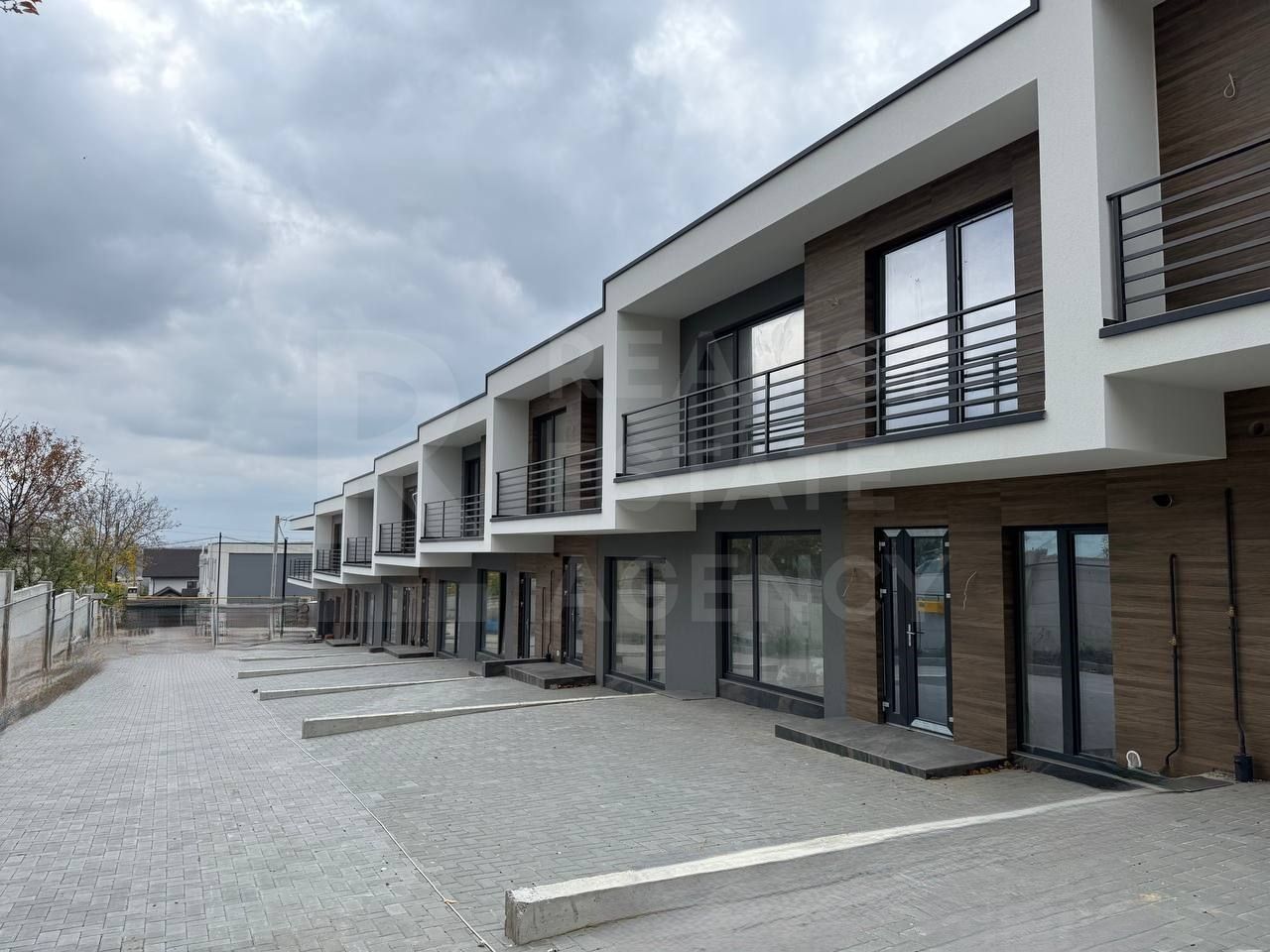 Vânzare, townhouse, 2 nivele, 3 camere, strada Prieteniei, Grătiești - Poză 2