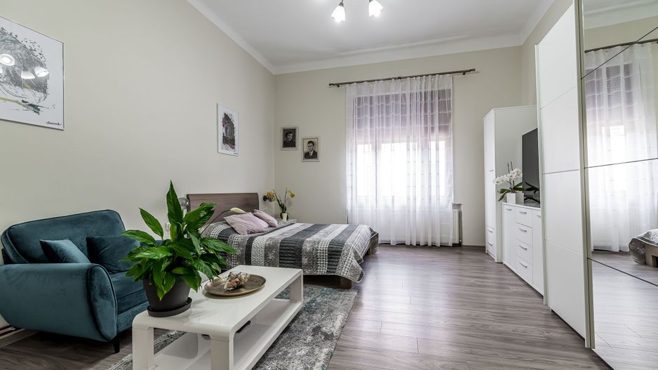 Apartament ultracentral cu 4 camere decomandat, etaj intermediar - Poză 2