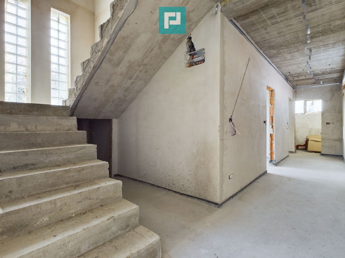 Vilă la gri în Via Carmina - Poză 8