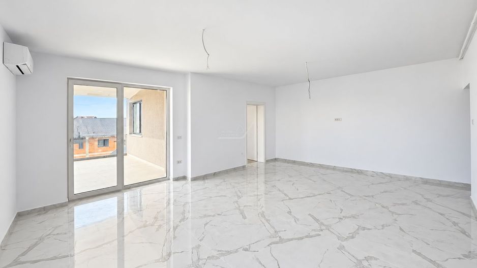 Apartament cu 3 camere si doua bai. Finisaje de calitate. Parcare - Poză 1