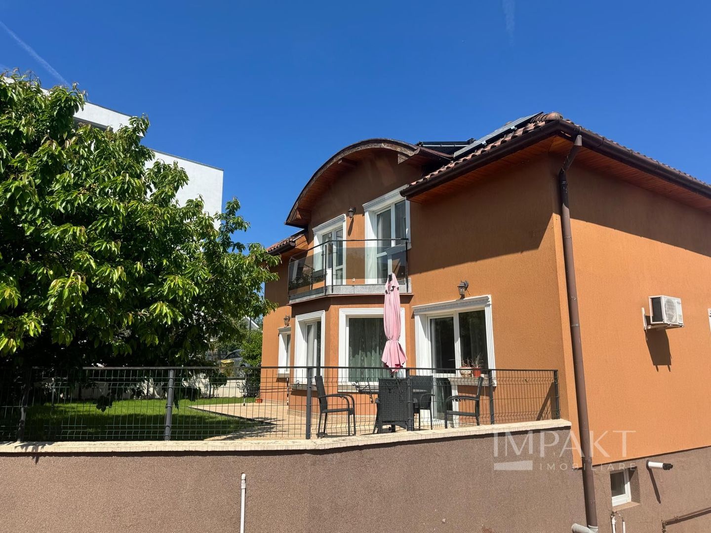 De închiriat – Vilă premium cu panouri fotovoltaice, grădină și garaj - Poză 10