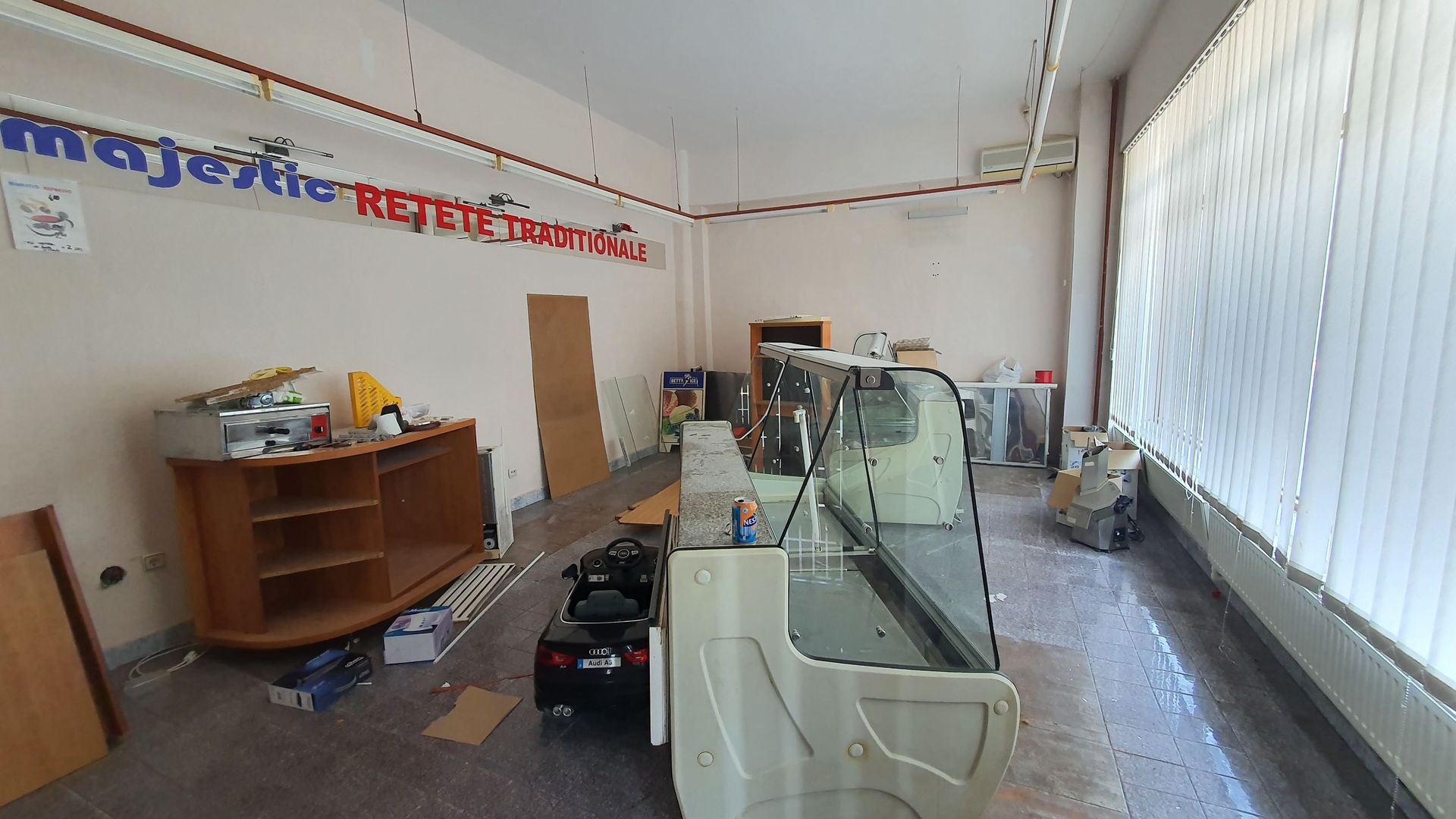 DE ÎNCHIRIAT - Spațiu comercial 145 mp, zona CARTIER; - Poză 3