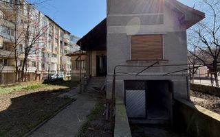 Casa de vanzare cu 446 mp teren si garaj, situata in zona centrala - Poză 1